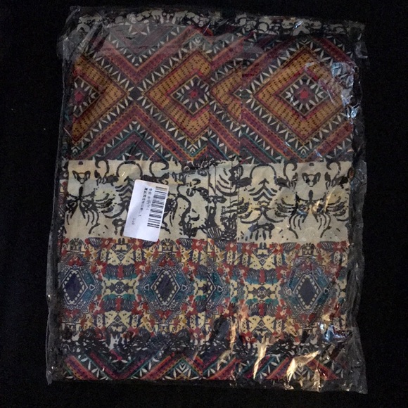 Brand NEW button-down shortsleeved shirt - Picture 3 of 3